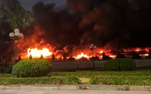 Cháy lớn tại chợ Hạ Long I, nhiều tiếng nổ lớn trong đám cháy