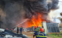 Cháy lớn tại nhà máy sản xuất đồ gỗ giả mây ở TP Quy Nhơn