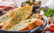 Cuối tuần rảnh không làm bánh mì bơ tỏi thơm phức 'ăn cho vui miệng' thì làm gì?