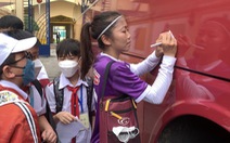 Video: CĐV nhí 'bao vây' Huỳnh Như và HLV Mai Đức Chung