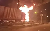 Xe container cháy ngùn ngụt kèm nhiều tiếng nổ trên cầu Phú Mỹ