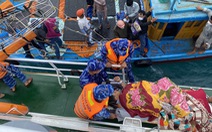 Tàu cảnh sát biển cấp cứu ngư dân Lý Sơn bị nạn trong lúc đưa tàu tránh gió