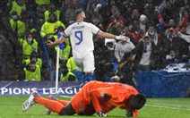 Video: Thủ môn Chelsea dùng chân lóng ngóng, 'tặng' bàn thắng cho Benzema