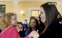 Angelina Jolie chạy tìm chỗ trú khi nghe còi báo động ở Lviv