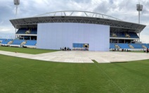 Bắt đầu phủ mặt cỏ sân Mỹ Đình làm sân khấu khai mạc SEA Games 31
