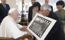 Nhiếp ảnh gia Nick Út tặng ảnh cho Giáo hoàng