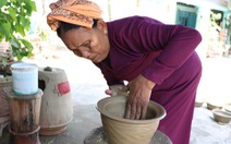 Độc đáo nghề 'làm bằng tay, xoay bằng mông' ở Ninh Thuận