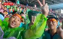 Video: Khán giả đội mưa ăn mừng chiến thắng của U23 Việt Nam