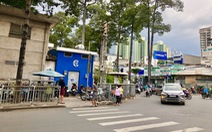 Bãi xe chiếm vỉa hè quanh Bệnh viện Chợ Rẫy, Sở GTVT yêu cầu dỡ rào chắn