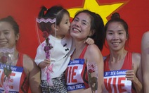 Nguyễn Thị Huyền ôm con gái sau khi đạt mốc 10 huy chương vàng SEA Games