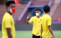 Cầu thủ U23 Malaysia lo chụp ảnh hơn là xem mặt cỏ sân Việt Trì