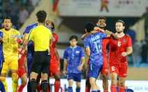 Cầu thủ U23 Indonesia túm cổ đối thủ ngay trước mắt trọng tài