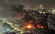 Cháy cuồn cuộn, nhiều ngôi nhà tạm trên đường Lạc Long Quân (Hà Nội) bị thiêu rụi
