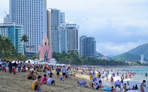 Bãi biển Nha Trang lại kín khách chơi lễ