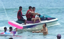 Video: Mô tô nước chạy 'sát rạt' gây bất an cho người tắm biển tại Dốc Lết, Khánh Hòa