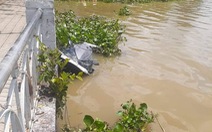 Hai người đi môtô nước tử vong sau khi tông vào sà lan trên sông Sài Gòn