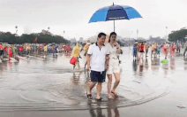 Video: CĐV đội mưa, lội nước đến Mỹ Đình ủng hộ U23 Việt Nam