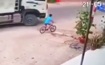 Video: Cháu bé đi xe đạp bị xe ben cán chết ở Bình Dương