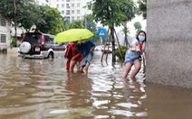 Học sinh Hà Nội bì bõm lội nước về nhà sau giờ tan học