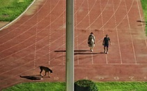 Quan chức Ấn Độ đuổi VĐV khỏi sân tập để lấy chỗ dắt chó đi dạo