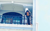 Thanh niên ‘ngáo đá’ cầm tuôcnơvit tấn công lực lượng cứu hộ trong lúc được giải cứu