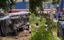 Xe tải băng qua đường sắt bị tàu hỏa húc, hai người thương vong