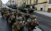 Nga diễn tập cho lễ duyệt binh, hàng ngàn binh lính, xe tăng, tên lửa
