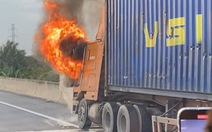 Cháy rụi cabin xe container trên cao tốc TP.HCM - Long Thành - Dầu Giây