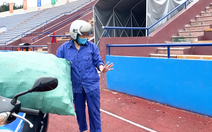 Video: Công nhân vệ sinh nói gì sau 4 tiếng dọn 'hàng vạn chiếc áo mưa, giấy vệ sinh' trên sân Việt Trì?