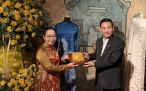 Áo dài Batik thắm tình hữu nghị Việt Nam - Indonesia được tặng cho Bảo tàng Áo dài