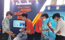 Khách tham quan thích thú với dịch vụ thanh toán Tap2phone của Sacombank