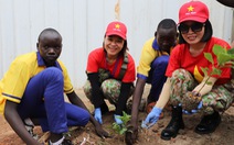 Bác sĩ 'mũ nồi xanh' Việt Nam thăm trẻ em châu Phi, trồng cây xanh trường học