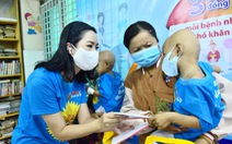 Nghệ sĩ Trịnh Kim Chi, Quốc Cơ, MC Hồng Phượng cùng Tuổi Trẻ trao kinh phí hỗ trợ cho bệnh nhi