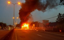 Ôtô bốc cháy dữ dội trên quốc lộ 1 ở Quảng Nam