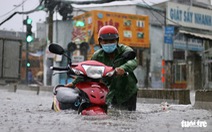 TP.HCM có mưa đá trong cơn mưa trắng trời, ngập nước khắp nơi