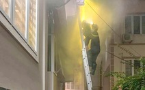 Cứu 4 người trong một gia đình khỏi đám cháy lúc rạng sáng