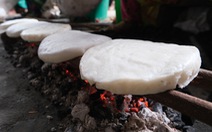 Thưởng thức bánh ngô dẻo thơm giữa chợ phiên Đồng Văn