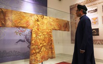 Áo quan nhất phẩm triều Nguyễn còn nguyên vẹn lần đầu ra mắt công chúng