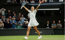 Tay vợt gốc Việt gây sốc khi loại Serena Williams ở vòng 1 Wimbledon