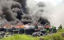 Bãi chứa lốp xe ở quận 12 bốc cháy ngùn ngụt, 2 tiếng vẫn chưa được dập tắt