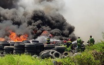 Đốt rác không có người trông coi dẫn đến cháy bãi chứa lốp xe phế liệu