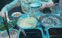 Bánh đúc nóng 'hẻm cụt': Món quê giờ thành 'street-food Sài Gòn'