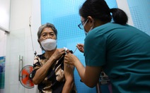 TP.HCM đẩy nhanh tiến độ tiêm vắc xin COVID-19, nhiều người dân đi tiêm mũi 4