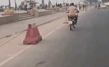 Video gây sốt: Độ môtô thành xe đạp, lái bon bon trên phố