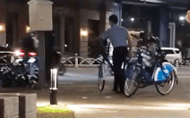 Xe đạp công cộng bị người mặc đồng phục bảo vệ ném như đồ 've chai'