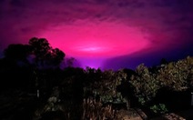 Dải sáng màu hồng kỳ lạ trên bầu trời đêm ở Úc
