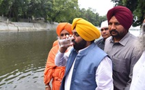 Uống nước sông 'để chứng minh nước sạch', thủ hiến một bang ở Ấn Độ nhập viện
