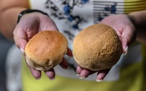 Nhiều tiệm bánh mì Philippines cắt giảm trọng lượng vì lạm phát