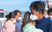 Người thân xúc động gặp lại 5 ngư dân Bình Thuận sống sót trở về