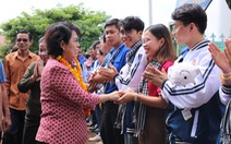 Bà Tô Thị Bích Châu thăm các chiến sĩ tình nguyện TP.HCM tại Lào